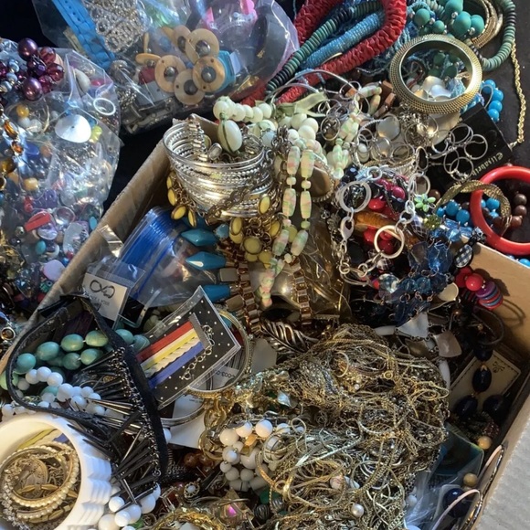 Belles Special~ 5 LB Fabulous Huge vintage 2 modern jewelry lot~ mostly wearable - Picture 3 of 13